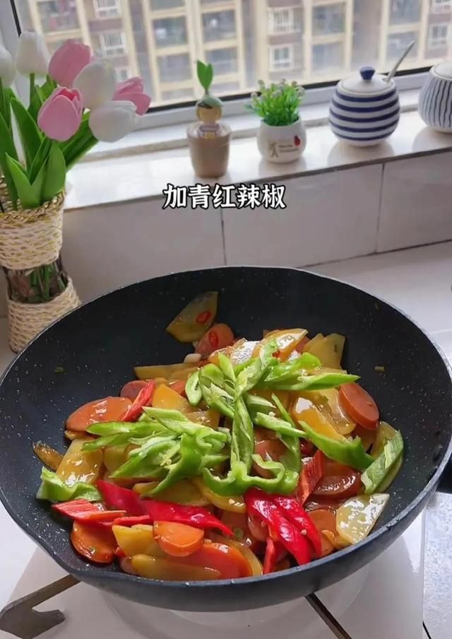 家庭小炒土豆火腿肠按照这样方法炒比饭店里的要好吃，超级下饭