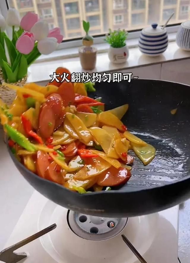 家庭小炒土豆火腿肠按照这样方法炒比饭店里的要好吃，超级下饭