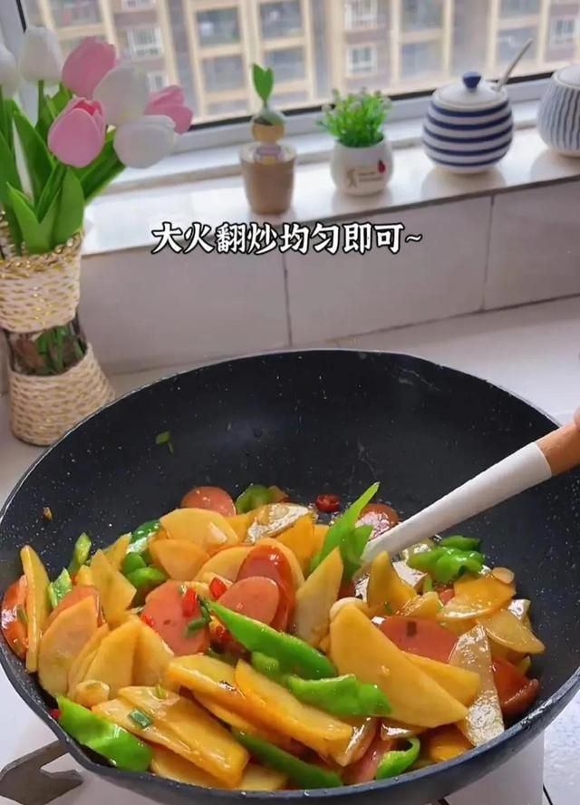 家庭小炒土豆火腿肠按照这样方法炒比饭店里的要好吃，超级下饭