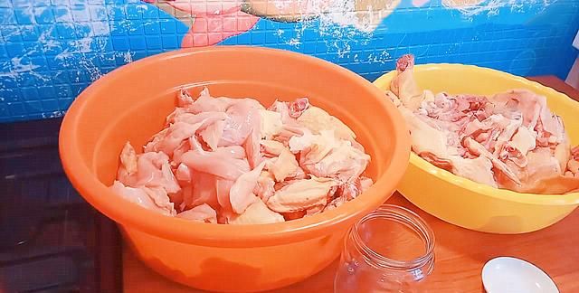 鸡肉新做法，切块放玻璃瓶里，不加一滴水，蒸一蒸，放半年不会坏