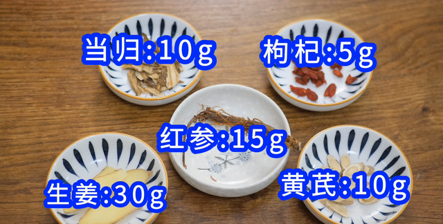 炖鸽子汤时，牢记“2不放，加3样”诀窍，鸽子汤鲜味美，还没腥味