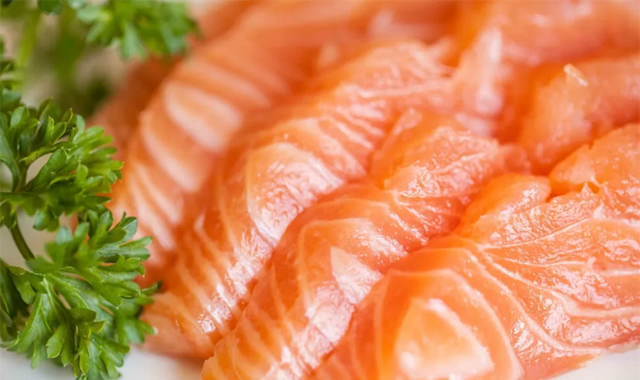 “三文鱼之争”三问：养殖的“三文鱼”可以生吃吗？