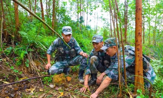 钻木取火、挖野菜……这样的野战生存你见过多少？