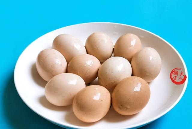 水煮蛋总是爆壳干裂？分享“6个技巧”，让你分分钟成煮蛋大师