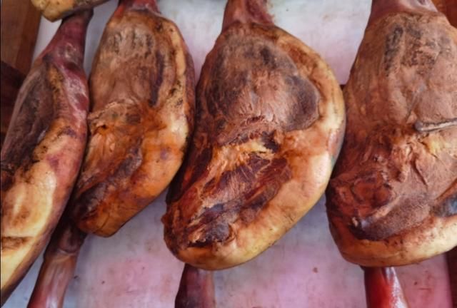 云南宣威火腿和烟熏腊肉有什么区别？为什么火腿比腊肉贵？