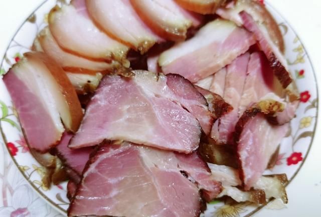 云南宣威火腿和烟熏腊肉有什么区别？为什么火腿比腊肉贵？