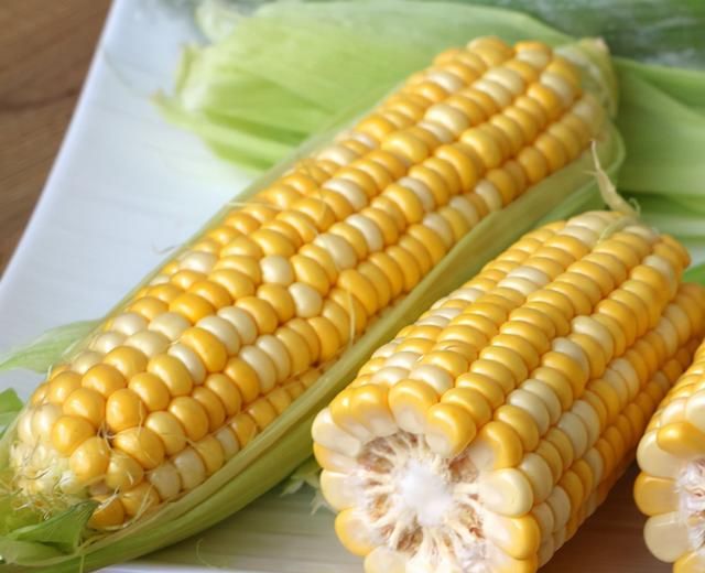 玉米冷冻前要多做2步，放1年也新鲜，煮熟后软糯香甜，营养不流失