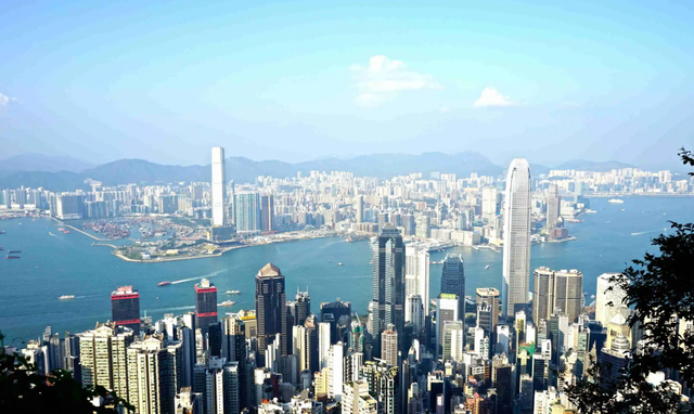 香港才7百万人口，李嘉诚为何却赚了几千亿，主要是房价涨数十倍