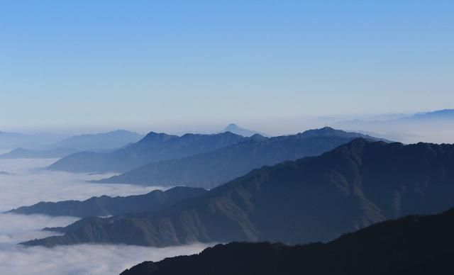 雪峰山：我国二三级阶梯的分界线之一，分隔东南丘陵和云贵高原