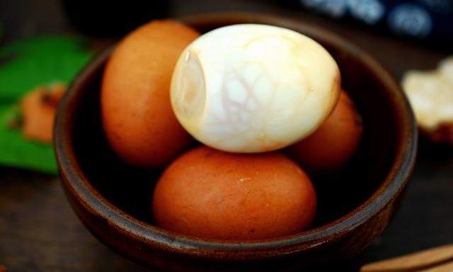 吃不完的鸡蛋加点料煮一煮，又香又糯，放冰箱里1周都不坏