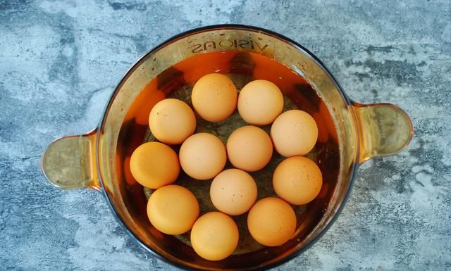 吃不完的鸡蛋加点料煮一煮，又香又糯，放冰箱里1周都不坏