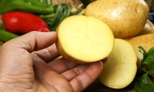 壹健康小知识：土豆变绿还能吃吗？削掉土豆绿色部分还能吃吗