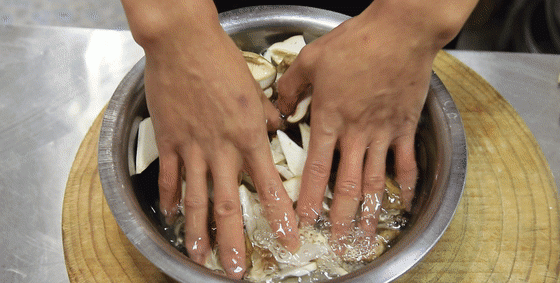 松茸虽然吃不起！但厨师长有办法，教你用平价菌菇做美味