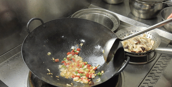松茸虽然吃不起！但厨师长有办法，教你用平价菌菇做美味
