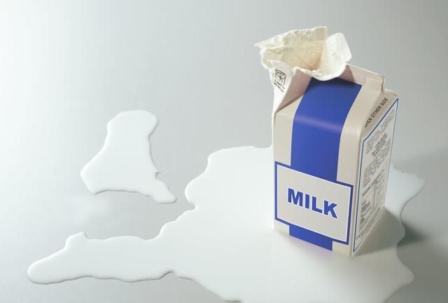 牛奶带包装加热，会导致营养降低吗？会慢性中毒吗？看专家怎么说