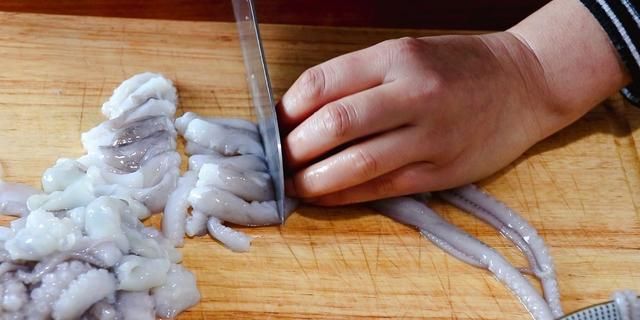 做八爪鱼之前，用盐和淀粉抓一抓，能去除黏液，配上年糕炒着吃