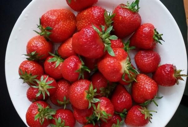 如何挑选出好吃又健康的草莓，4步教你挑选出最好的草莓