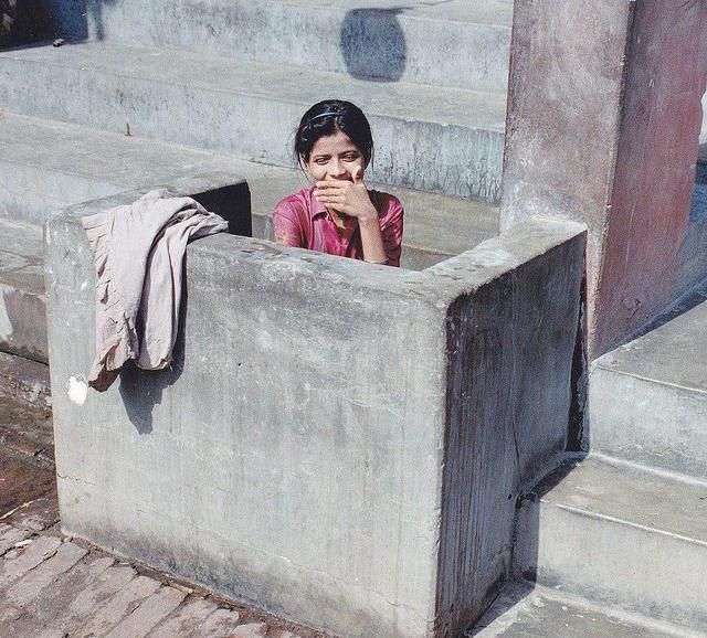 印度上厕所有多难？上厕所不用纸，随地大小便的情况让人担忧