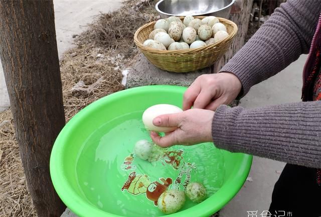 15天起沙，25天出油，我妈腌咸鸭蛋几十年零失败，土方法就是管用