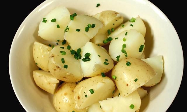 土豆虽好，但这5种尽量少吃，最好不吃！不要忽视了