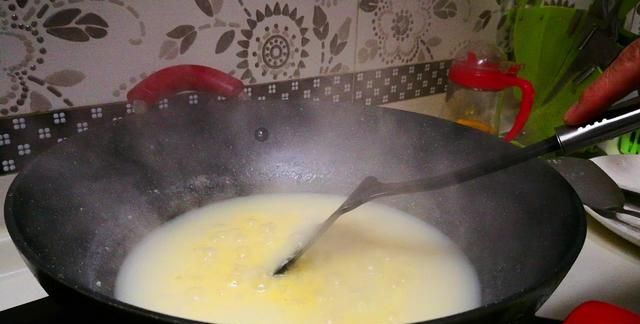 小米粥怎么熬才能出米油，开水还是凉水下锅？教你正确做法，真香