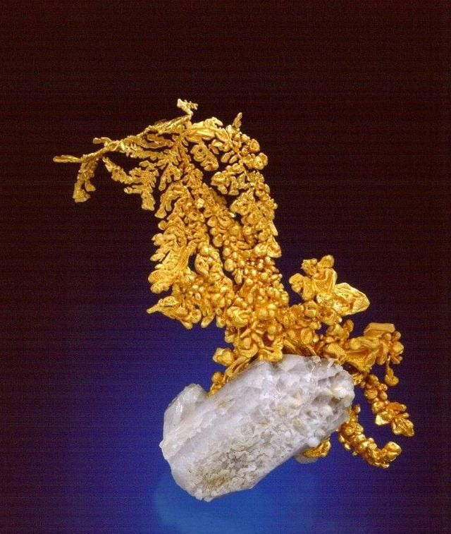 地球有4亿亿吨黄金，人均超550万吨，为什么挖金矿这么难？
