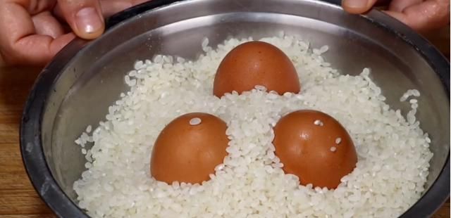 鸡蛋埋在大米里，很多人不懂有啥用，想不到这么厉害，涨知识了