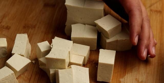 做麻婆豆腐，不要直接下锅，炒前多加这一步，豆腐滑嫩不易碎