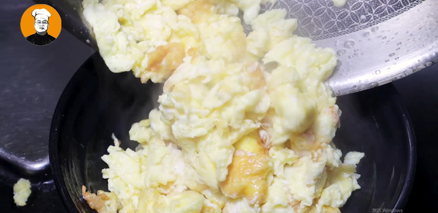 大厨教你韭菜炒鸡蛋正确做法，鸡蛋嫩滑，韭菜不老不出水，超下饭