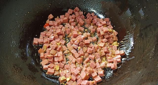 青豌豆这么做真香，用水煮完简单一炒，好看又好吃是不错的下饭菜