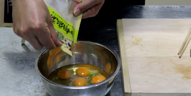 厨师长教你：“韭菜炒鸡蛋”如何做韭菜不老鸡蛋滑嫩的裹在韭菜上