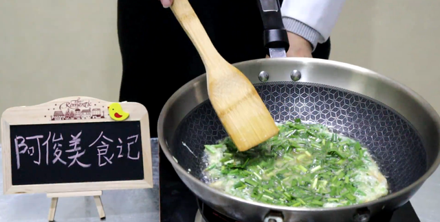 厨师长教你：“韭菜炒鸡蛋”如何做韭菜不老鸡蛋滑嫩的裹在韭菜上
