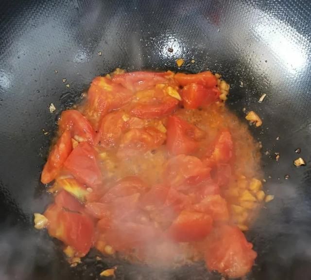 西红柿炒茄子的家常做法，酸甜可口，营养美味