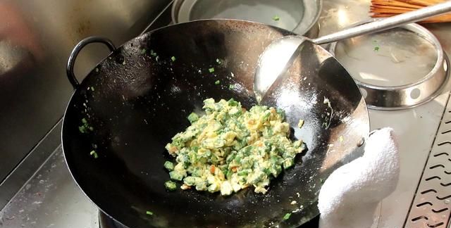 秋葵炒鸡蛋怎样做，不要问先炒鸡蛋还是先炒秋葵，这样炒就对了