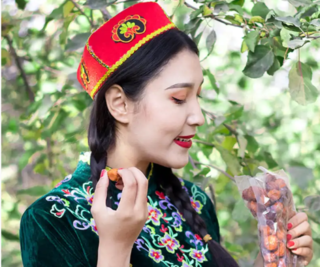 新疆水果的奇怪之处：吊在树上的杏，不烂不腐，不干不摘