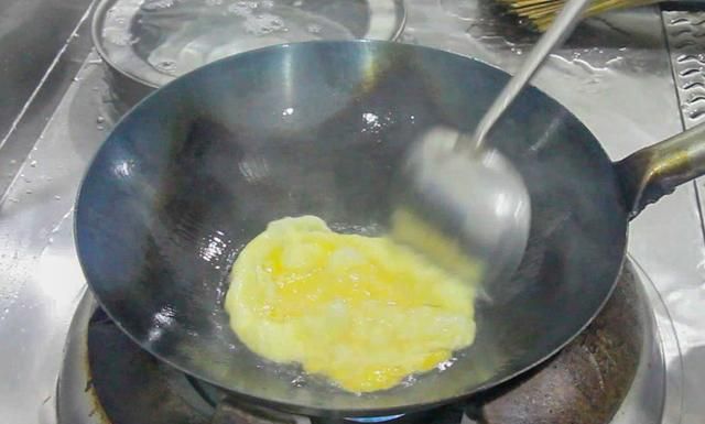 厨师长教你蒜苔炒鸡蛋，口感清淡不油腻，老少皆宜的一道家常菜