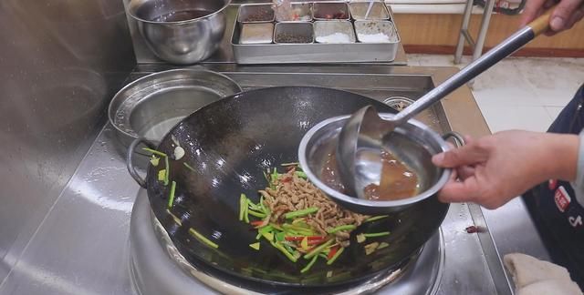 饭店常见招牌菜青椒炒肉丝，这样做肉丝想炒老都难，色泽亮味道鲜