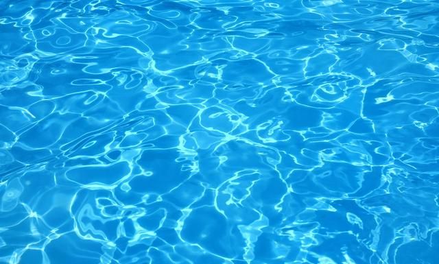 为什么泳池的水温一定要比人体温度低？