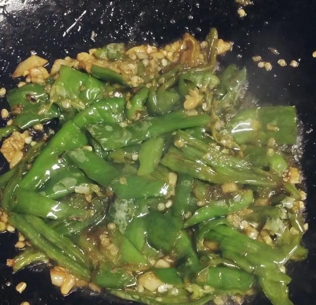 下饭“魂斗罗”：青椒皮蛋，越面目全非越美味