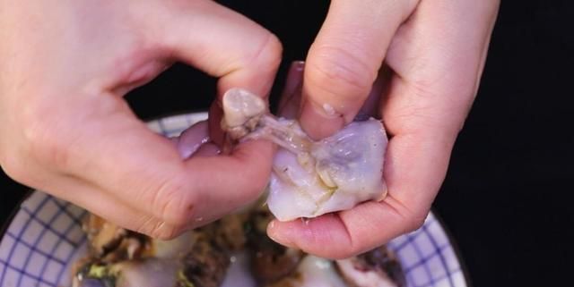 大厨教你爆炒海螺的做法，配上莴笋和胡萝卜，鲜上加鲜，脆嫩爽口