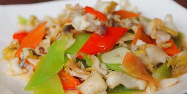 大厨教你爆炒海螺的做法，配上莴笋和胡萝卜，鲜上加鲜，脆嫩爽口