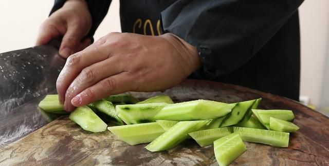 天热了适合吃清淡的菜，试试这道青瓜木耳炒鸡蛋，开胃解腻特下饭