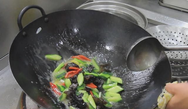 一根黄瓜，几片木耳，几分钟做一盘有滋有味的家常小炒菜