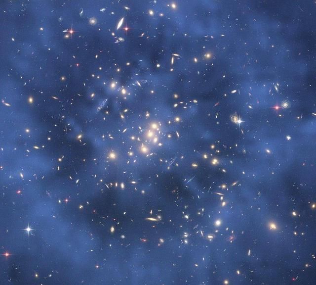 我们银河系的光晕是由什么构成的，它又是如何形成的？