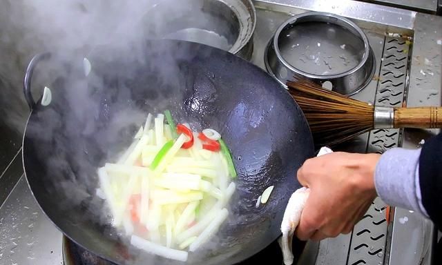 厨师长分享清炒山药的家常做法，简单一招，山药雪白清脆不发黑