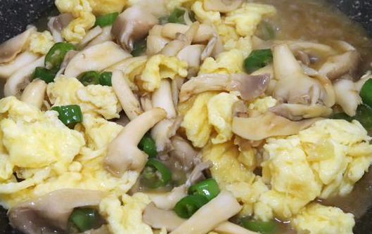 超级好吃的鸡蛋炒凤尾菇，营养丰富，每次做上一锅连汁都不剩