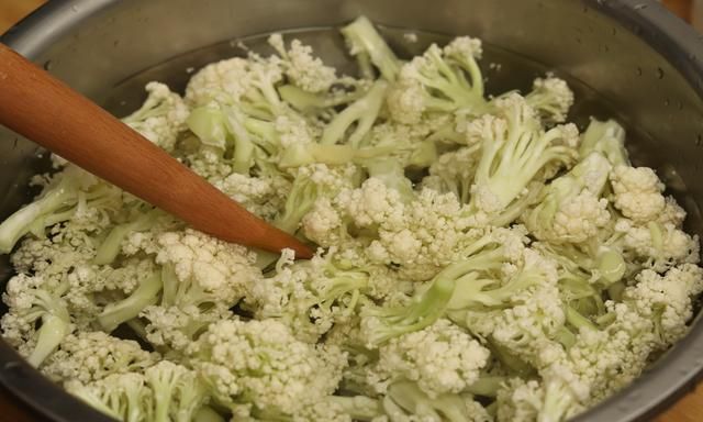 炒花菜时，切记别直接下锅炒，多加一步，花菜脆嫩入味又好吃
