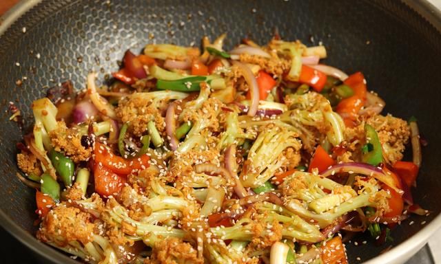 炒花菜时，切记别直接下锅炒，多加一步，花菜脆嫩入味又好吃