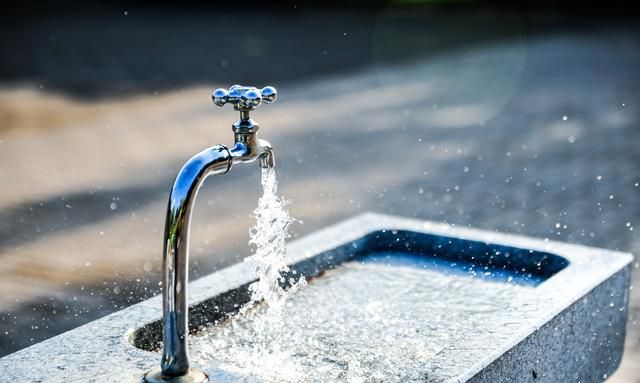 纯净水和矿泉水的区别是什么？饮用纯净水健康吗？能长期喝吗？