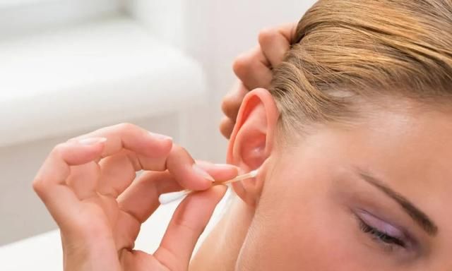 长时间戴耳机有什么危害？避免损伤听力还要注意这3件事